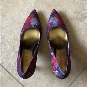 Size 8M Nine West floral pumps, 3.5” high